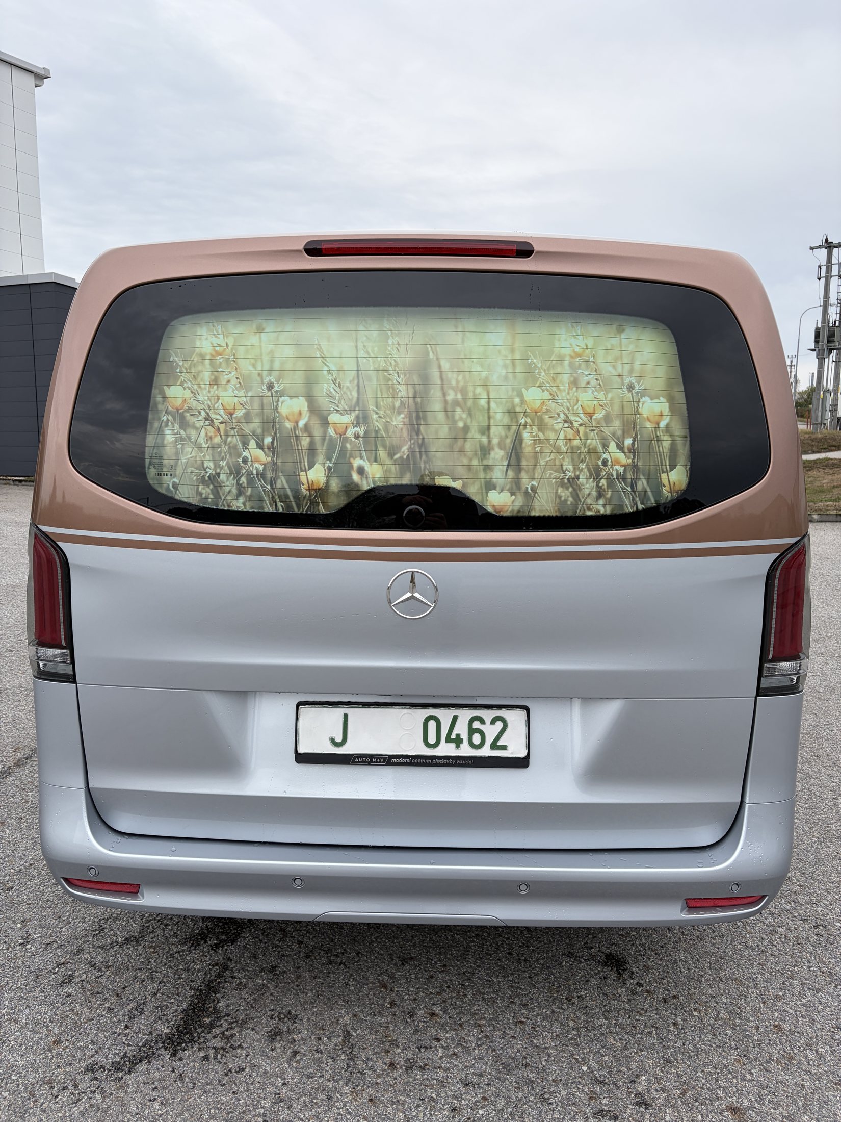 Pohřební vůz Mercedes-Benz zezadu