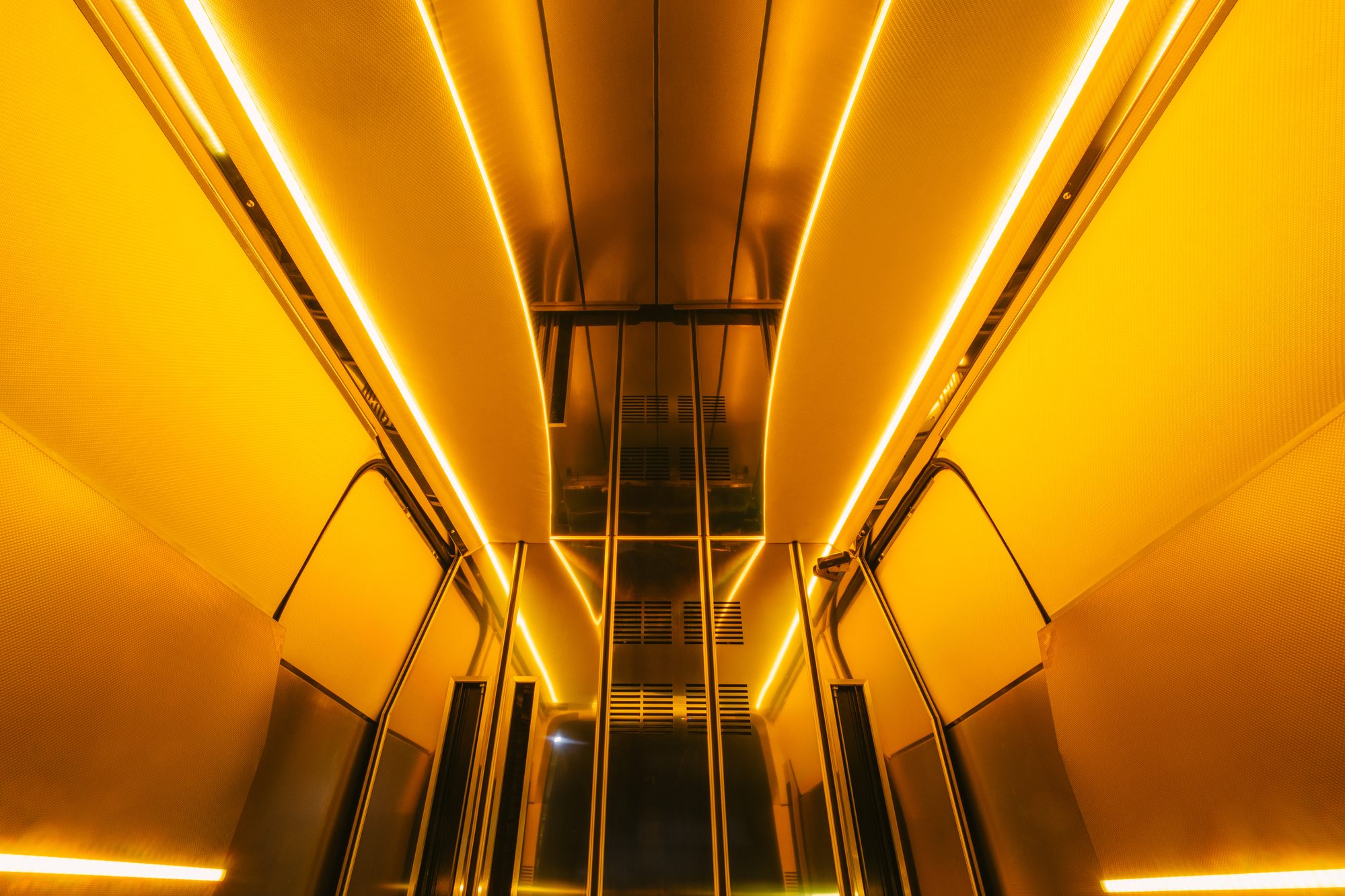 Dvě patra loží hydraulického lift systému