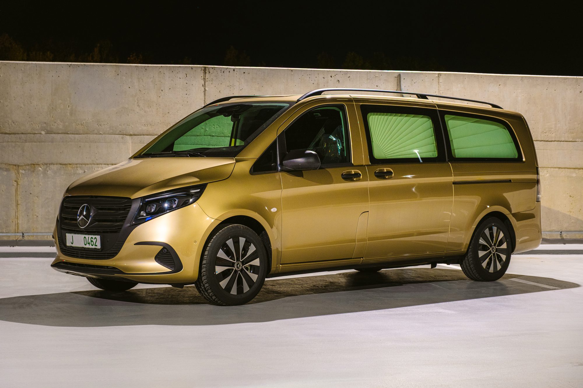 Mercedes-Benz Vito ve zlatém laku v noci
