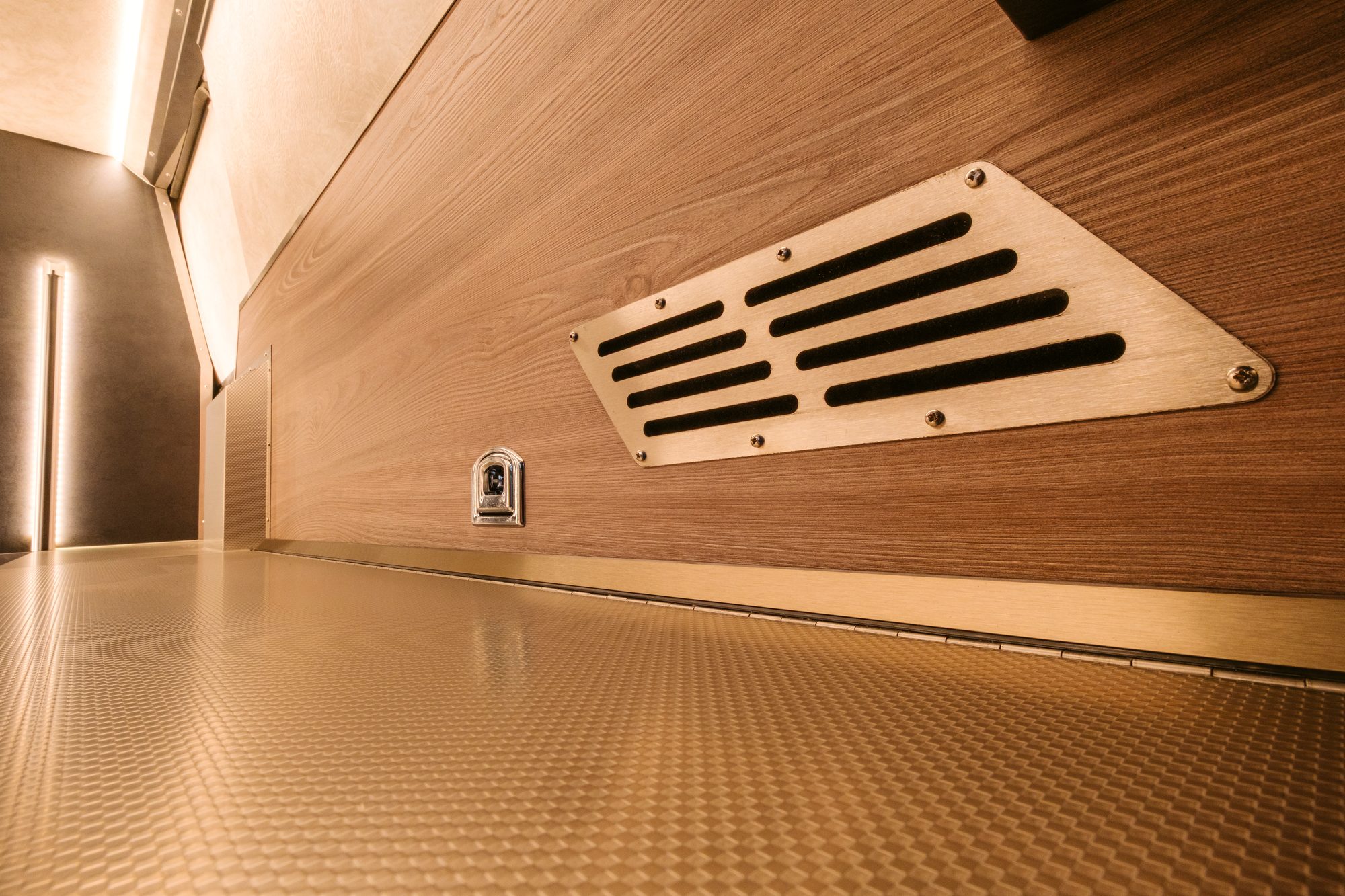 Podlaha vestavby s protiskluzovou úpravou a ventilační mřížkou