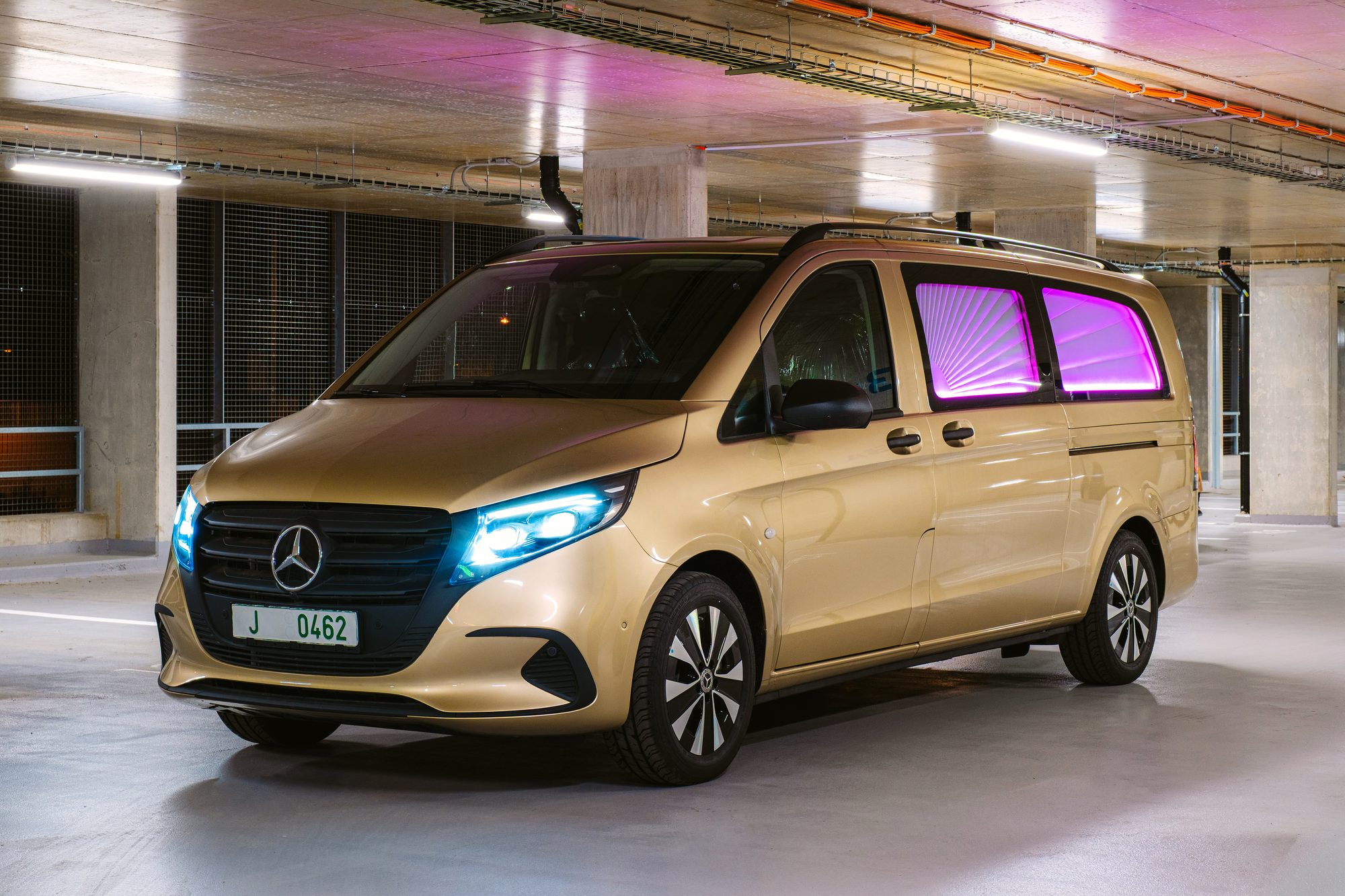 Pohřební vůz Mercedes-Benz Vito v podzemní garáži