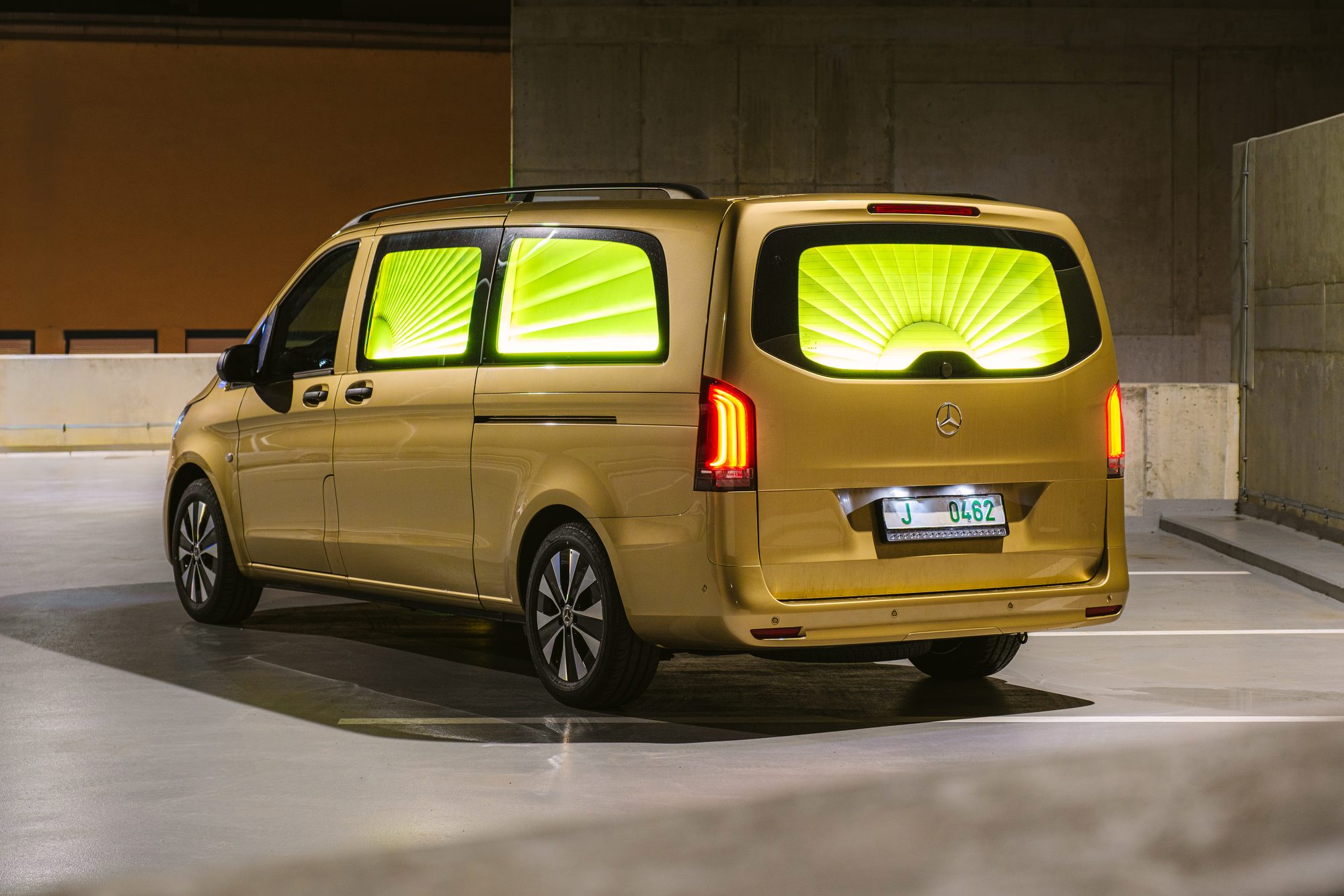 Pohřební vůz Mercedes-Benz Vito zezadu v noci