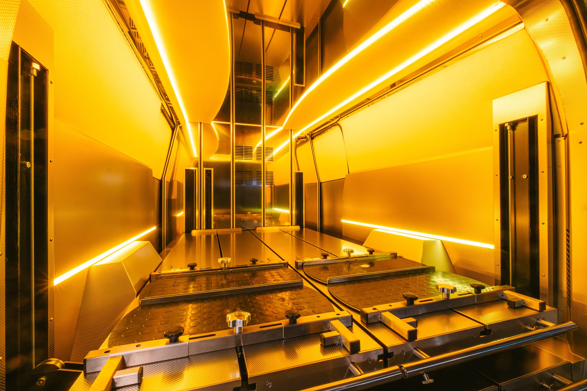 Lift systém v barevném LED nasvícení