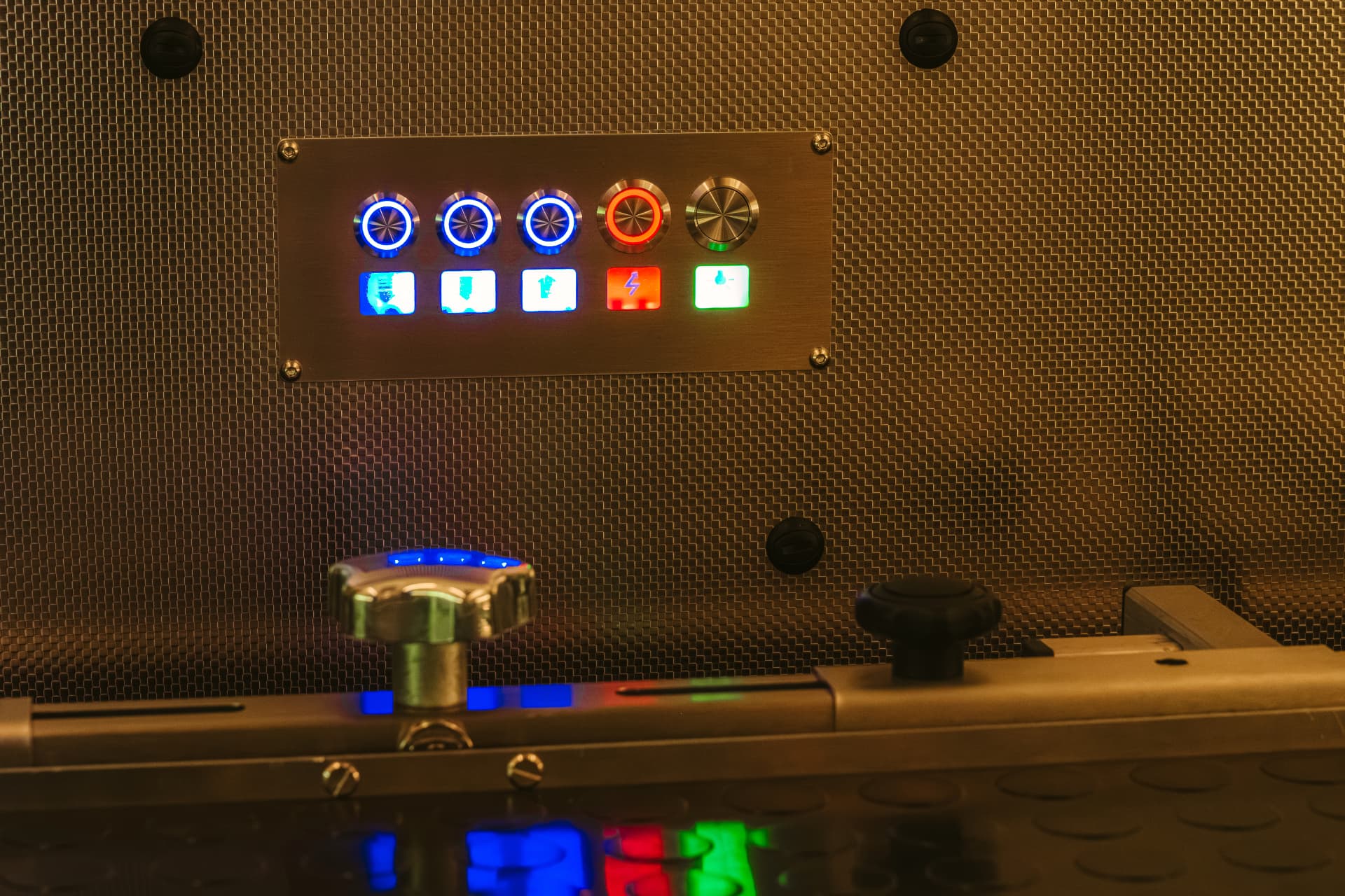 Ovládací panel osvětlení a systémů vestavby