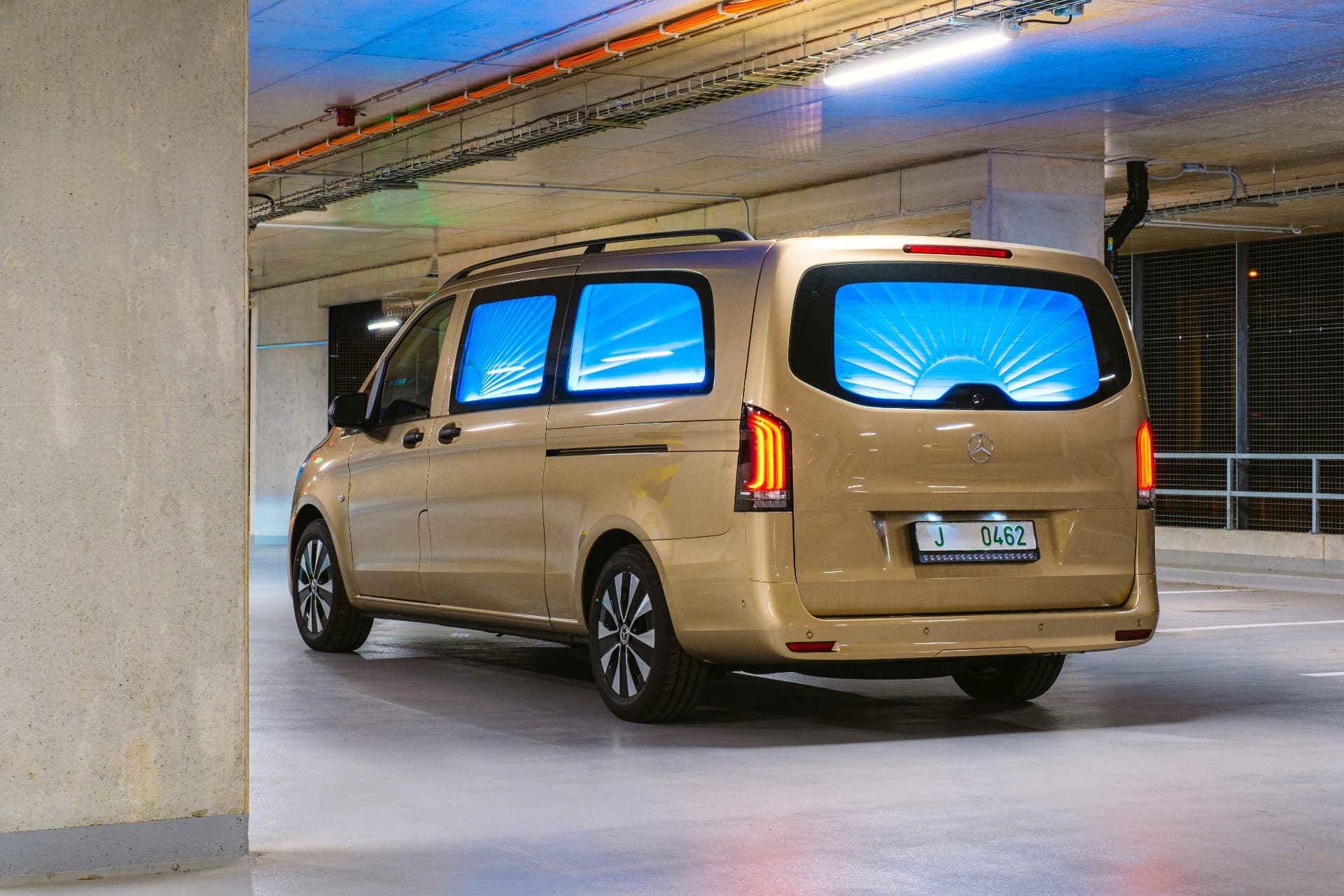 Pohřební vůz Mercedes-Benz Vito zezadu
