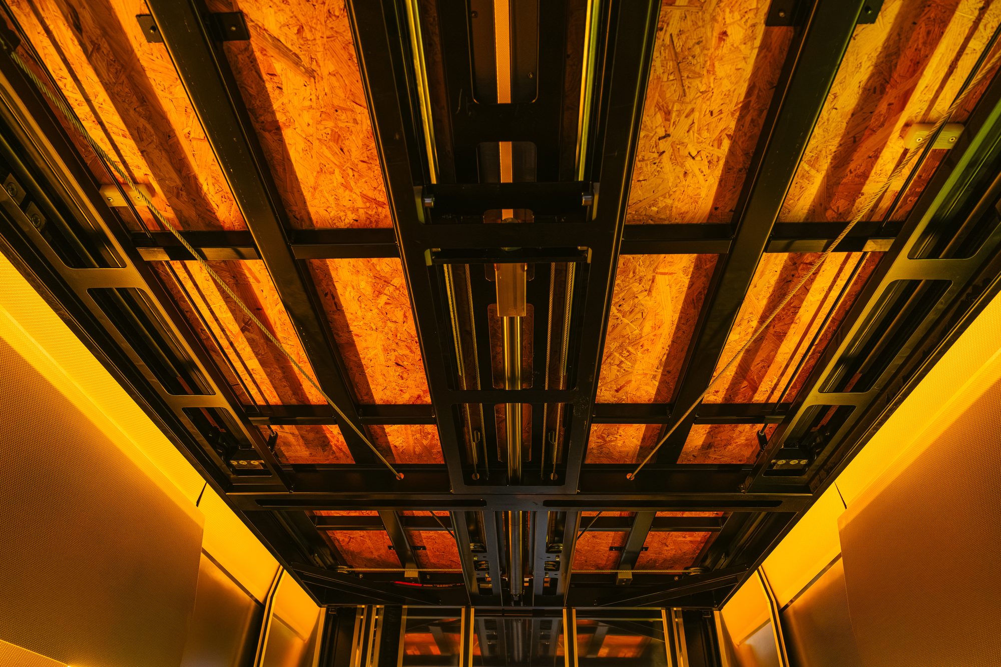 Konstrukce hydraulického lift systému pod stropem