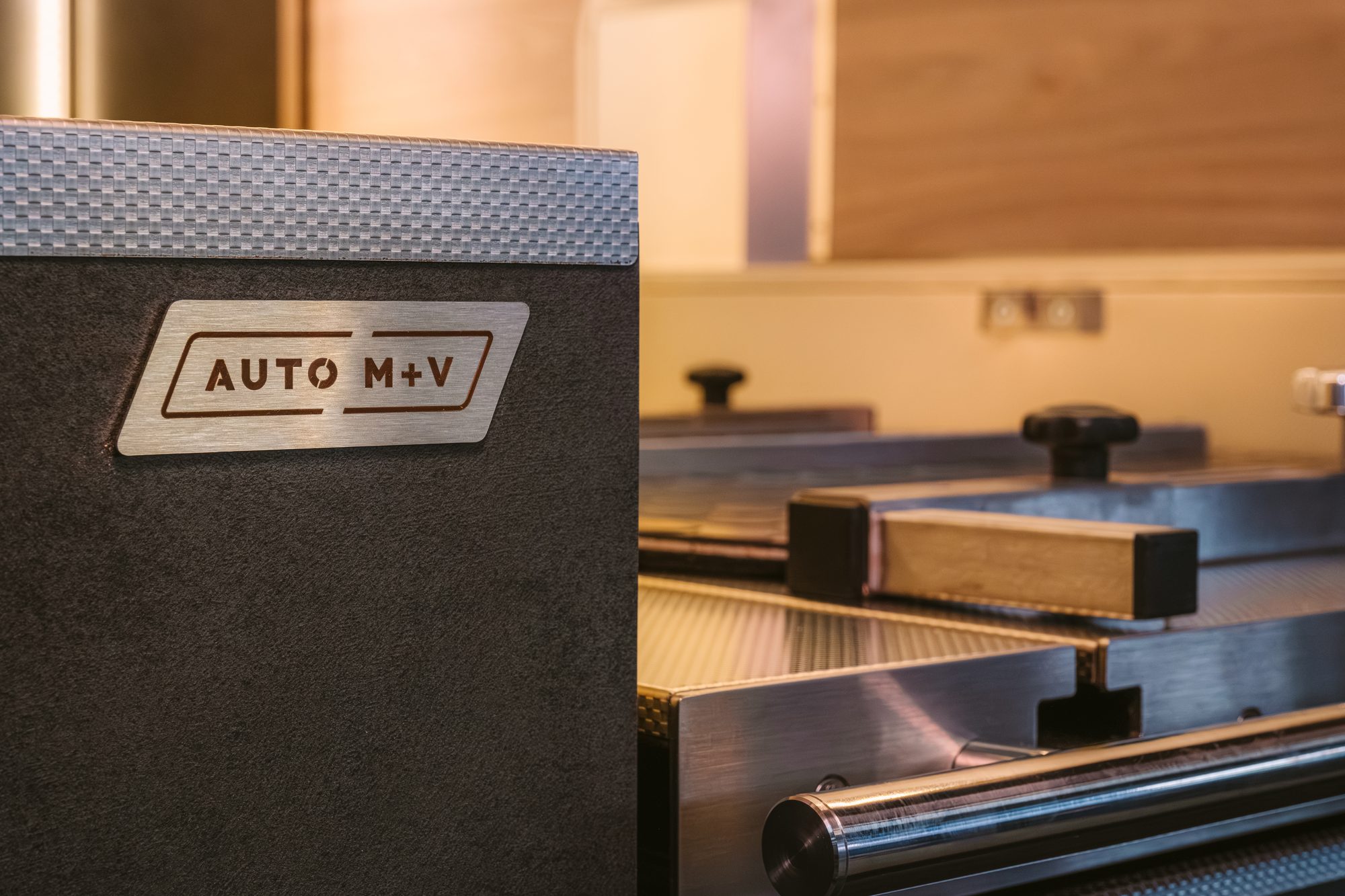 Štítek AUTO M+V na čele vestavby